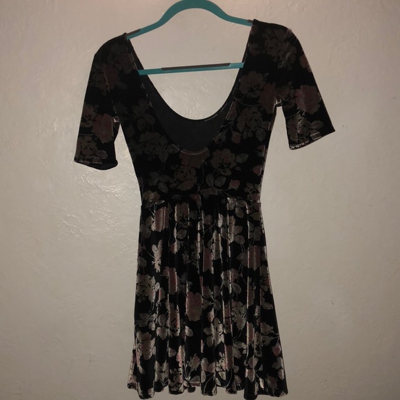 Kimchi Blue Scoop neck velvet floral dress - Picture 3 of 4